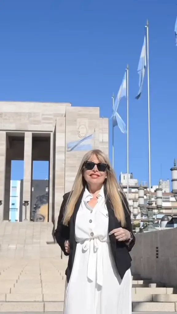 Mónica Skalko frente al Monumento a la Bandera